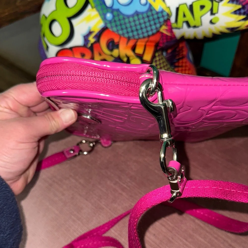 💕💕💕💕Coach Fuchsia Embossed IPAD Bag